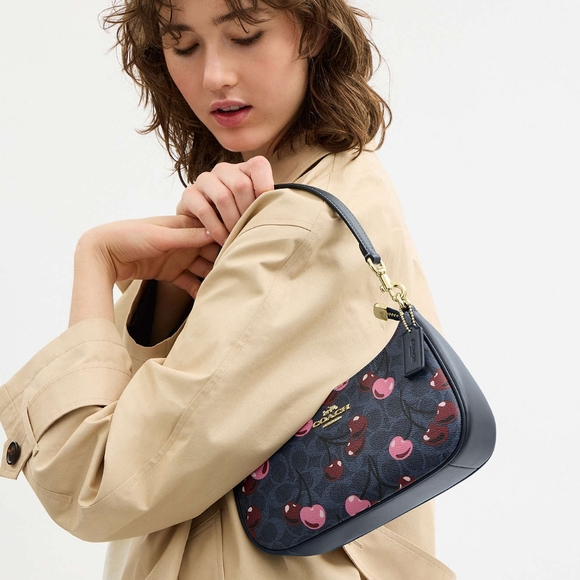 Coach Teri Shoulder Bag In Signature Canvas With NWT - Picture 6 of 9